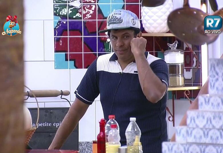 Tem quem considere Luka Ribeiro jogador ou apenas um leal
amigo. Seja qual for sua opinião, não dá para negar que o peão deu aulas de
argumentação e ensinou que defender suas ideias é importante para chegar mais
longe
+ JP Mantovani conversa com Gianne Albertoni logo após sua saída de A Fazenda
+ Chuva de tuítes: Douglas Sampaio lê mensagens dos internautas; assista ao vídeo!
+ Ana Paula afirma para Luka que não é perfeita: "Não sou a mulher dos sonhos do Thiago"
+ JP Mantovani é o décimo primeiro eliminado de A Fazenda. Relembre a trajetória do peão
+ Aguenta, coração! Relembre as emocionantes cartas de despedida deixadas pelos peões de A Fazenda
+ Para JP Mantovani, Rayanne Morais só faz tipo e está encenando: "Acho que a Rayanne tá atuando bem!"