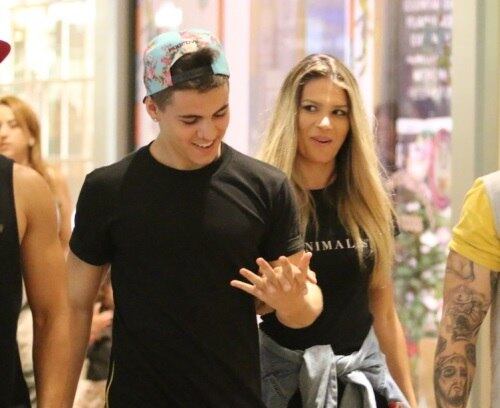 O novo suposto affair do MC Biel está dando o que falar! Após ser flagrado no último domingo (3), em um shopping na Barra da Tijuca, com uma loira misteriosa, o cantor movimentou as redes sociais com comentários dos fãs. Saiba quem é a gata que conquistou o coração do funkeiro

Acesse o R7 Play e assista à programação da Record quando quiser
