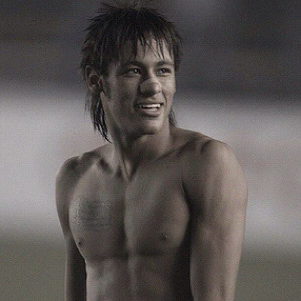 Neymar estava com o cabelo bem comprido na época