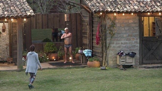 O chuveiro externo da sede da Fazenda virou uma das principais atrações. Os homens da casa são os que mais utilizam e Evandro Santo tomou uma ducha nesta quarta (26)