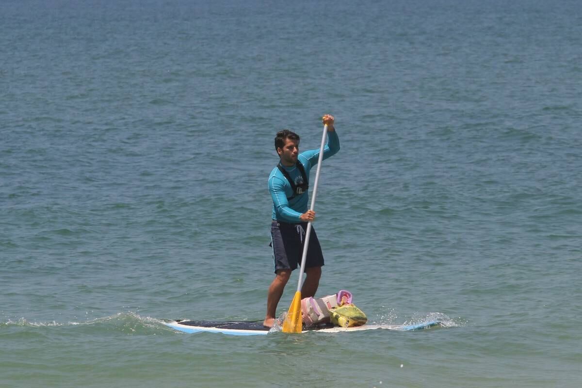 Bruno Gagliasso e Ricardo Pereira praticam stand up paddle na praia da Barra da Tijuca, no Rio