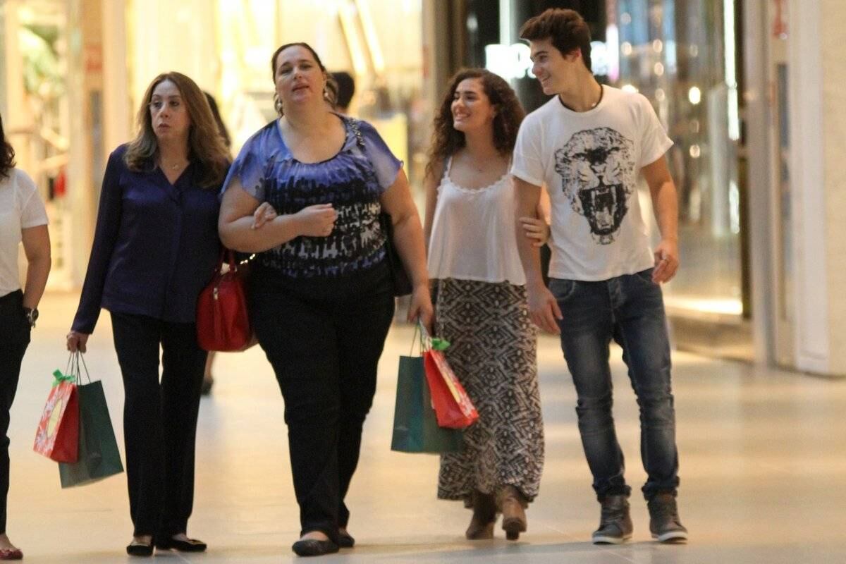 Lívian Aragão passeia pelo shopping com o namorado