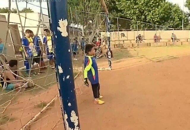 Para conseguir realizar o seu sonho, Gabriel já precisou vencer muitos obstáculos. Ele nasceu sem três vértebras na coluna e com os pés congênitos. "Na época, ele não caminhava, tinha os pezinhos muito tortos. Quando realizou a terceira cirurgia, em 6 meses se recuperou e já estava jogando, sendo que o tempo médio de recuperação pós-cirúrgica era de 1 ano", diz Jociele.