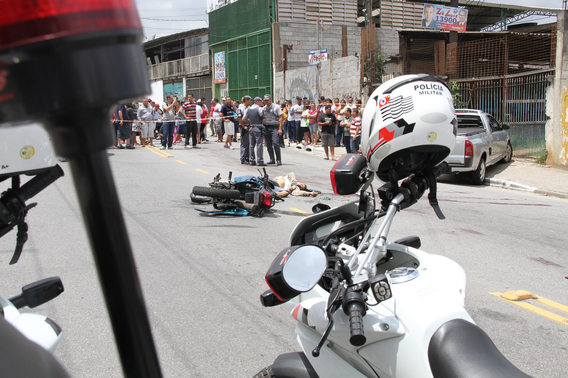 
Movimentação de policiais e curiosos no bairro de Cocaia onde um PM foi baleado