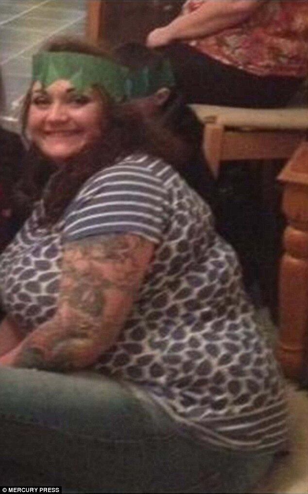 Michelle era uma criança muito ativa e podia comer
o que ela quisesse, mas quando ela chegou à adolescência e perdeu o amor pelo
esporte, começou a ganhar peso

As coisas pioraram quando ela chegou aos 20 anos e
começou a trabalhar. Ela não tinha tempo para cozinhar, e no lugar da refeição,
comia croissants de chocolate e salgadinhos durante todo o dia. Toda a noite, a
jovem comia uma pizza grande com salgadinhos e maionese