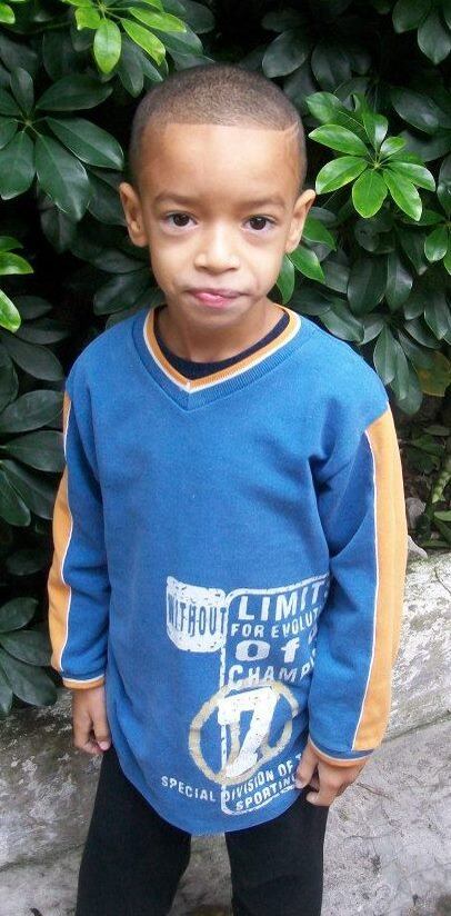 A irmã da criança disse que ficou sabendo, posteriormente,
por amigos da vítima, que Wellington havia sido "convidado por um menino
para tomar uma coronhada", então a criança deslocou-se até a residência em
que foi baleado