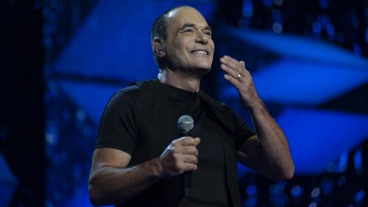 Foi ao som de O Sole Mio, um clássico da música italiana, que Renato Cezar conseguiu fazer com que todos os jurados cantassem juntos! Ele foi o único do quinto episódio a ir direto para a grande final do reality