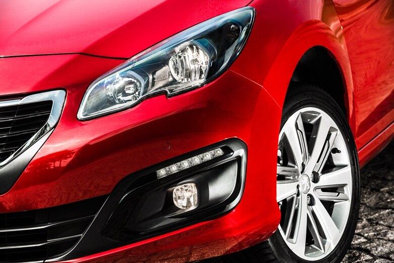 O segmento dos hatches médios está em baixa,
ocupando apenas a sétima colocação na preferência dos brasileiros. Nele, o Ford
Focus lidera com folga, tendo vendido 11.999 unidades no acumulado do ano até
novembro, seguido por VW Golf (8.791 unidades) e Chevrolet Cruze (8.405)