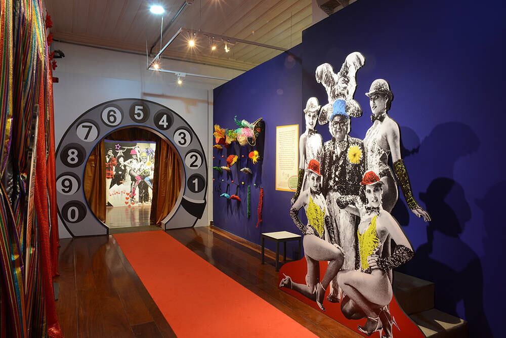 Um dos lendários programas do apresentador Chacrinha, ícone da televisão brasileira, poderá ser revivido pelos visitantes da Caixa Cultural Salvador, no centro da capital, até o dia 03 de dezembro. Com direito a arquibancada para plateia, uma das salas dedicadas à exposição “Alô, Alô, Terezinha... 100 Anos de Chacrinha” se transformou numa réplica do próprio Cassino do Chacrinha. 
