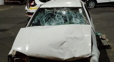 O condutor do carro foi internado em estado grave, no Pronto Socorro da cidade, após ser agredido por frequentadores da festa