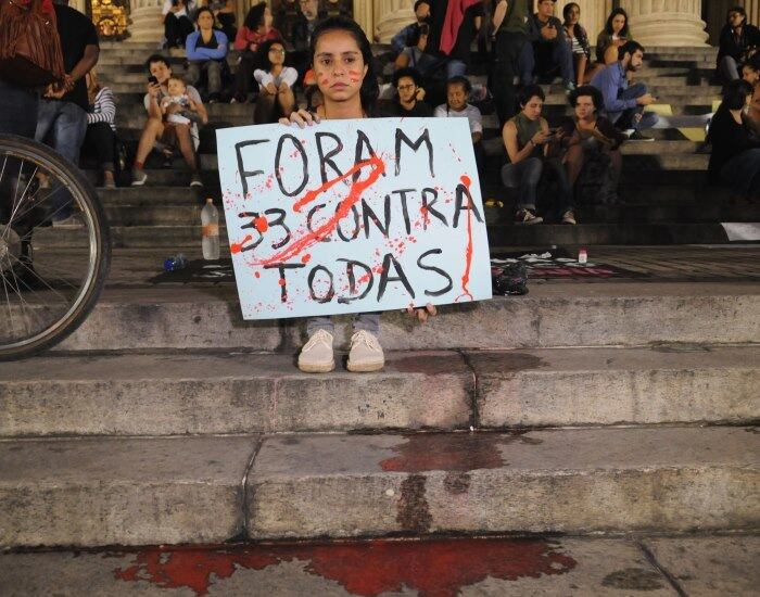 Na noite de sexta-feira (27), mulheres foram à Cinelândia, centro do Rio, para protestar contra o estupro coletivo denunciado pela adolescente em comunidade da zona oeste do Rio