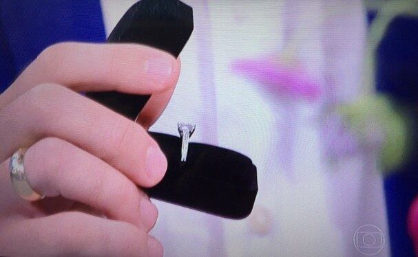 Radamés, que não é bobo nem nada, fez bonito: chegou junto a Vivi com um lindo buquê de flores nas mãos e uma bela aliança de noivado para a namorada. E uma coisa é certa: independente de quando se casarem, a união será com certeza um dos grandes acontecimentos do mundo dos famosos