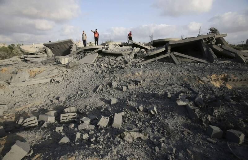 Palestinos membros da
Defesa Civil inspecionam os escombros de uma casa destruída por bombardeio
israelense em Rafah, na Faixa de Gaza. A ofensiva militar já matou mais de 160
palestinos na região desde a terça-feira, a maioria civis