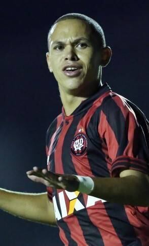 Marcos Guilherme é um autêntico armador. Ele organiza as jogadas no Atlético Paranaense desde a defesa e jogou todas as partidas do Furacão no campeonato 