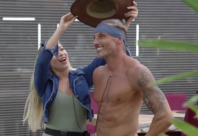 A Prova do Fazendeiro foi disputada na
quarta-feira (30) por Biel, Juliano Ceglia e Rodrigo Moraes. Juliano se saiu
melhor na disputa e recebeu o Chapéu de Fazendeiro de Carol Narizinho