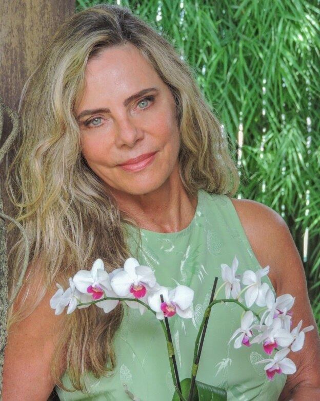 Ela garante que "empoderamento" não é algo novo em sua vida. À Caras, ela disse: "Esses dias vi uma entrevista que dei quando tinha uns 20 anos e percebi que as mesmas coisas que falo hoje sobre beleza, empoderamento, espiritualidade". 

As palavras de incentivo de Bruna Lombardi atraem os seguidores. No Instagram, ela já passou de 1 milhão de fãs