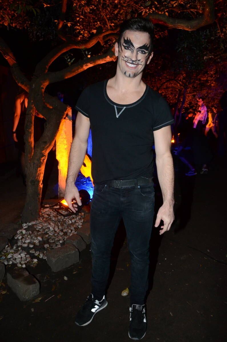 Diego Hypolito aproveitou a noite para usar uma fantasia baseada na maquiagem carregada