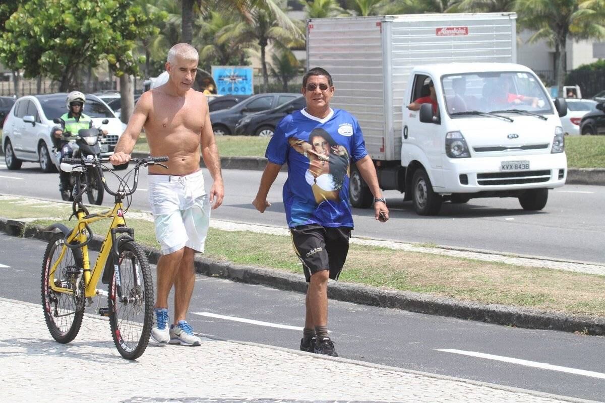 O cantor usava uma blusa que tinha a estampa de uma mulher