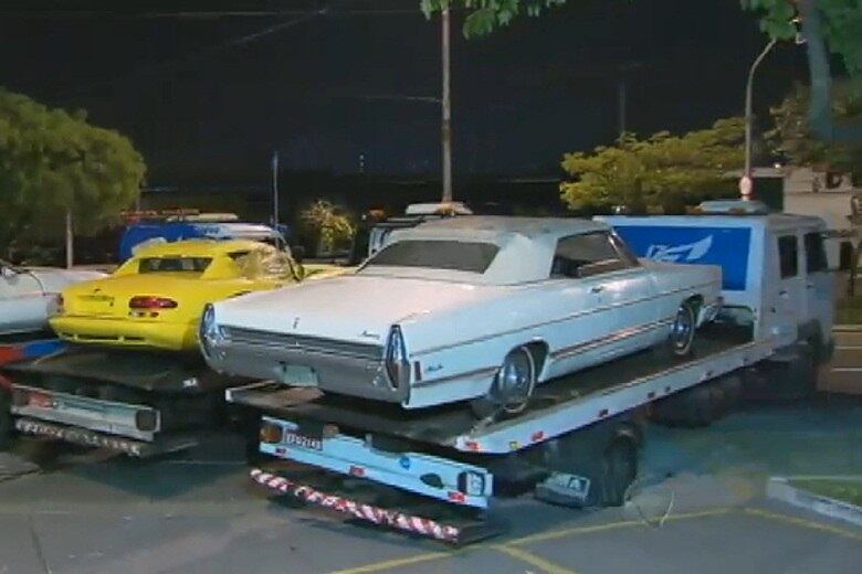 

Investigadores do Departamento Estadual de Investigações
Criminais (DEIC) confiscaram, no último dia 31, alguns carros esportivos e
clássicos em Araçariguama, interior de São Paulo. Segundo os policiais, os
veículos fazem parte de um esquema ilegal de importação e venda, que atuavam nos
estados de São Paulo e de Minas Gerais. Saiba da história