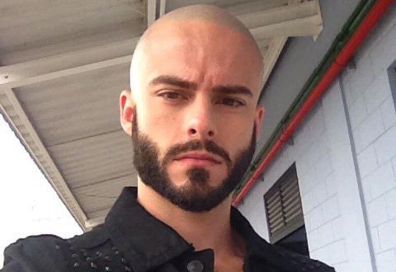 Enzo é dono de uma das barbas mais estilosas da
trama. O volume é mantido, mas a modelagem é bem definida e moderna

+ Bia visita Mossoró na cadeia e os dois se beijam. Assista!
+ Cabeleireiras dão dicas sobre tom de cabelo usado por atrizes de Vitória
+ Tecidos nobres e tons suaves! Aposte no visual clássico de Clarice

