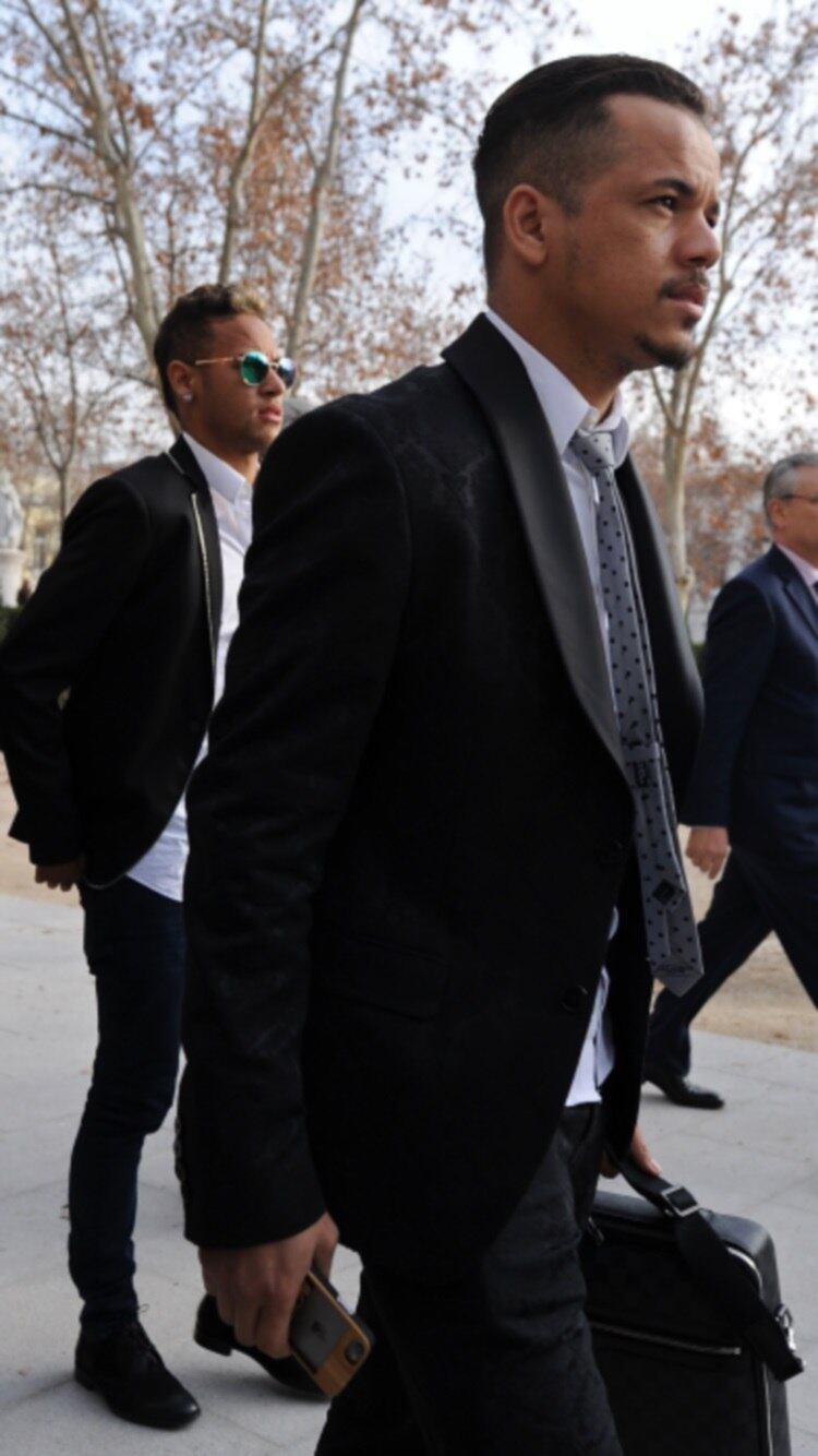 Dentro de campo não teria como o pai proteger Neymar. Mas e
fora dele? Você acha que o empresário é uma boa ou uma má influência na
carreira do filho?

R7 Play: Assista à Record onde e quando quiser
