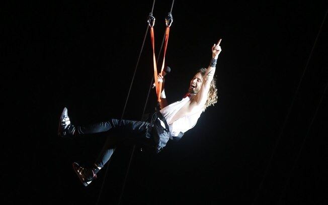 13) Jared Leto anda na tirolesa (Rock in Rio 2013)
O vocalista da banda 30 Seconds to Mars surpreendeu a galera ao dar um passeio na tirolesa que foi montada acima do palco