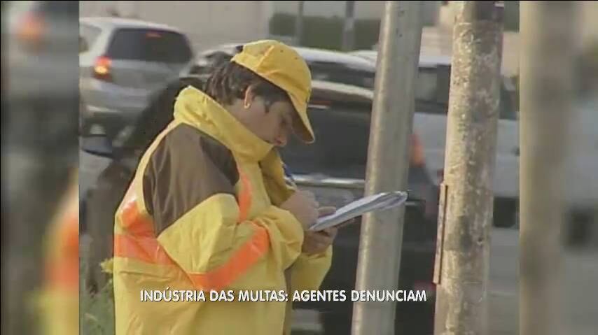 Segundo ele, infrações não chegam a ser inventadas, mas a pressão é gigantesca para que se multe mais e mais.

— Se estou em um cruzamento e faço 30 multas e amanhã você vai lá e só dá duas, vão te perguntar porque caiu

> Veja toda a programação da Record no R7 Play
