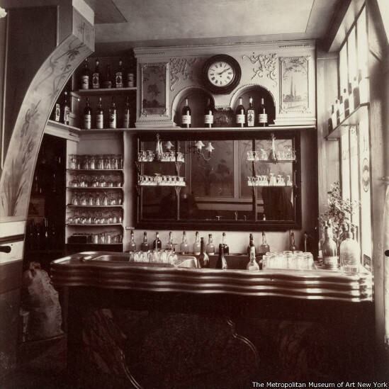 Segundo os organizadores, a instalação explora como os artistas da época
encontraram maneiras poéticas de registrar com suas câmeras as
qualidades essenciais da cidade. Esta imagem, do fotógrafo francês
Eugène Atget, mostra uma loja de vinhos em 1910