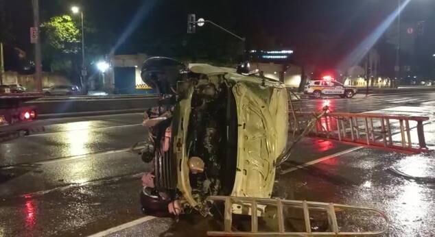 Motorista capotou o carro a 1 km do local da batida