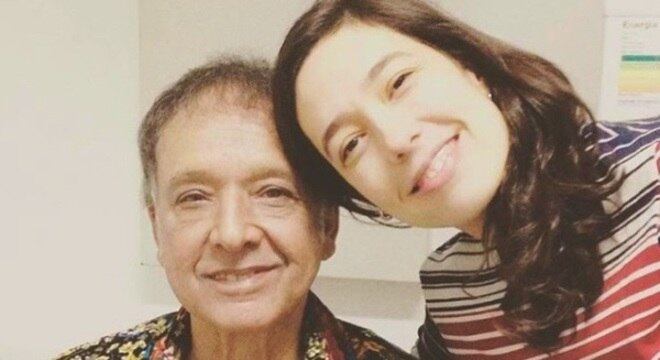 Lulina posa com o ídolo, Arnaldo Baptista