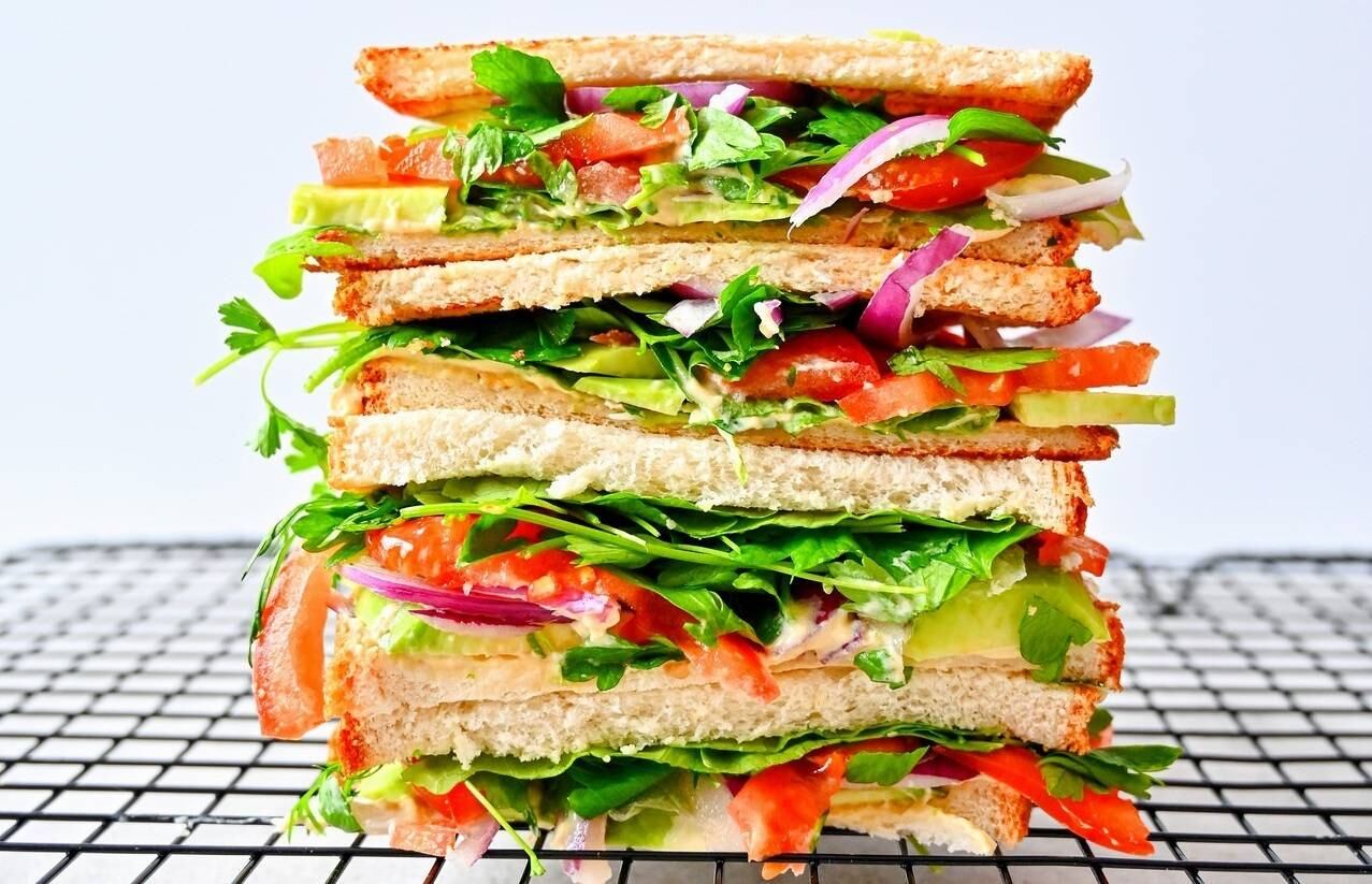 5. Sanduíche também pode ser saudável

Há aqueles que amam um bom sanduíche e não abrem mão da praticidade na hora de comer. Nesse caso, Priscilla recomenda preparar um sanduíche natural bem completo, que pode ser montado na noite anterior e conservado na geladeira ou feito pouco antes de sair para o trabalho. "Sugiro fazer, por exemplo, uma pasta de ricota com nozes, atum ou frango resfriado com um pouquinho de maionese e bastante tempero, como salsinha e cebolinha picadas e cebola ralada. Pode-se acrescentar ovo picadinho que também fica uma delícia. Daí é só passar esse patê no pão e completar com alface, tomate e cenoura ralada", ensina a nutricionista. Depois de montado, embrulhe o sanduíche em papel-alumínio e coloque-o, em um pote com tampa, na geladeira. Se puder, vale complementar com uma saladinha levada em recipiente à parte
