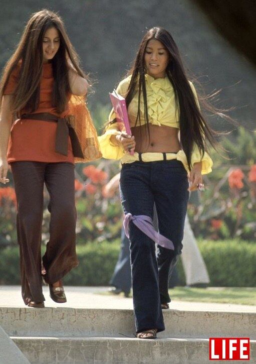 Cores e cortes ditavam uma moda que incomodava pais e professores. O que não impedia os estudantes de transgredir também na maneira de se vestir, como revelam as duas estudantes na imagem acima