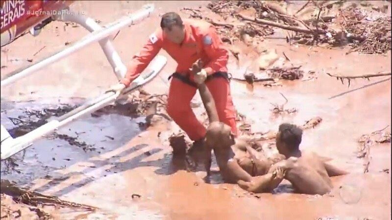 Sobrevivente de Brumadinho é resgatada por helicóptero dos bombeiros