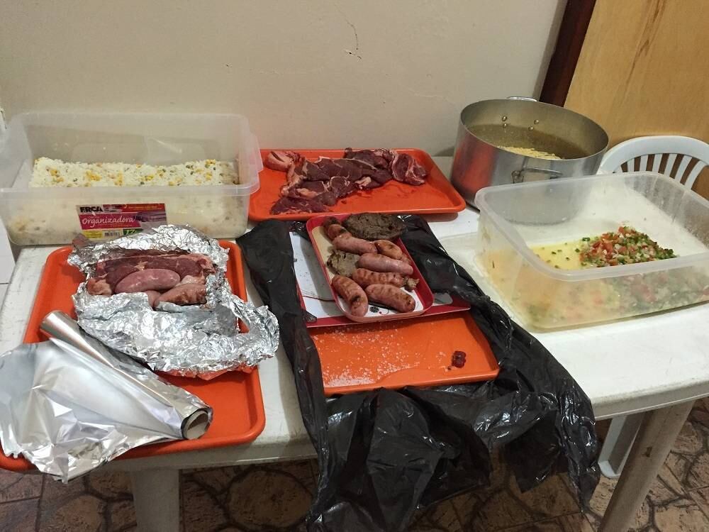 Durante a vistoria, a Justiça do Rio também encontrou carne, arroz e molho para churrasco