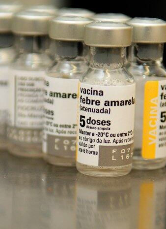 A estratégia de fracionar vacinas contra a febre amarela estudada pelo Ministério da Saúde foi criticada por especialistas na área. Já adotado por países da África pela OMS, o recurso transforma o que seria uma dose da vacina em cinco, reduzindo o efeito protetor do imunizante para um ano. Os especialistas consideram que deva haver um direcionamento para as regiões onde os surtos estão ocorrendo. O ideal, por esta visão, é que o fracionamento seja apenas emergencial - se usado - e que as pessoas sejam revacinadas com as doses completas
