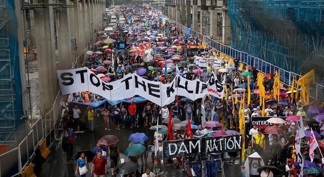 'Parem os assassinatos': 35 mil protestaram contra Duterte