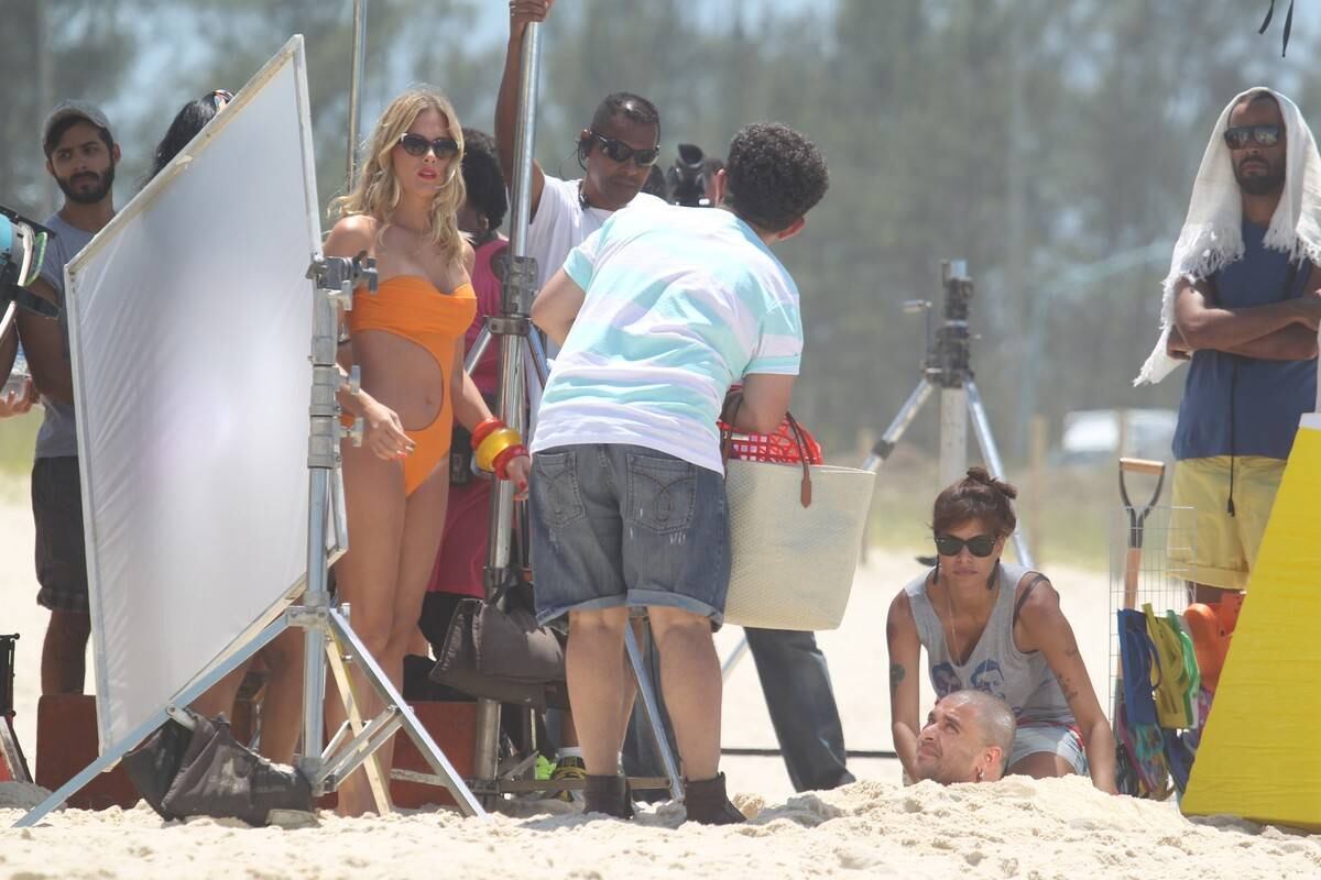 A atriz e apresentadora usava um maiô laranja, que evidenciou suas belas curvas