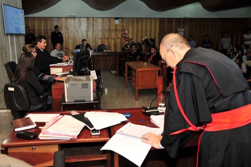 Rocha já foi condenado em cinco outros júris e por dois outros crimes. Juntas, as penas somam 117 anos de prisão. O vigilante é indicado ainda como suspeito de ser o autor de pelo menos 36 mortes.
A sessão desta quarta é presidida pelo juiz Eduardo Pio Mascarenhas da Silva, no 1º Tribunal do Júri de Goiânia

