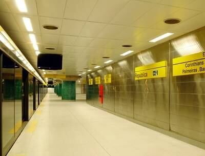 Estações não abrem durante todo o horário operacional da linha