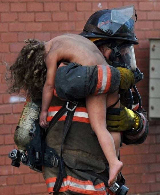 O capitão Donald Splinder salvou a pequena Aaliyah Frazier, de apenas seis anos, de um terrível incêndio em Indiana, nos Estados Unidos. 

Ele teria chegado ao apartamento cerca de três minutos depois de receber o chamado, e mesmo com as altas chamas, entrou no imóvel porque sabia que havia crianças lá dentro 