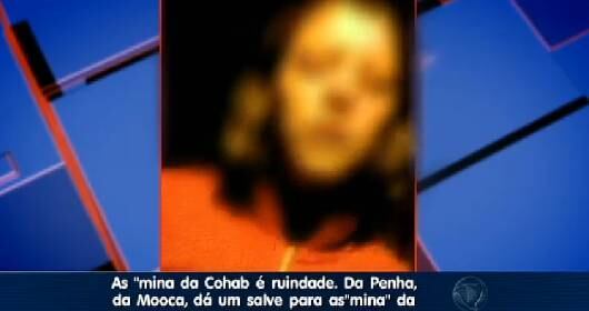 A
família da garota de 15 anos que foi filmada sendo torturada por uma jovem de
18 anos está abalada e não conseguiu ver até o final o vídeo que caiu nas redes sociais. Após descobrir o que havia acontecido com a filha, a mãe da menina foi
atrás dos agressores, que fugiram após a repercussão do caso. Para a mãe da vítima, a torturadora "é um monstro"