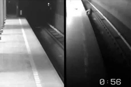 Câmeras flagram o momento em que ela despenca da plataforma

