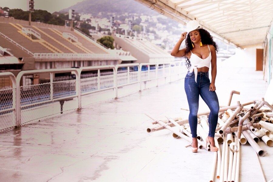 Há quatro anos à frente da bateria da Portela, Bianca Monteiro passou por uma experiência um tanto quanto inusitada às vésperas do Carnaval 2020. Ela trocou o som dos tamborins pelas obras de um dos camarotes da nova área VIP da Sapucaí 
