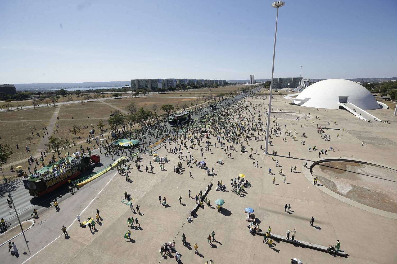 Em Brasília (DF), um dos presentes no evento foi o ex-ministro das Relações Exteriores, Ernesto Araújo, que participou do protesto sem máscara de proteção, um item de segurança ainda obrigatório na capital federal durante a pandemia da covid-19