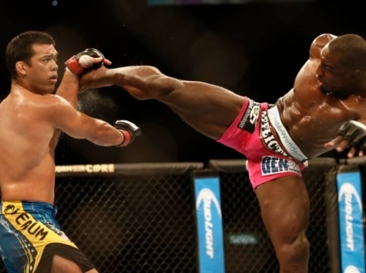 O combate entre Lyoto Machida e Phil Davis, no UFC Rio 4,
ficou marcada pela decisão dos juízes na vitória. Mesmo com Machida sendo mais
contundente, acertando mais socos no adversário ao longo do combate, a vitória
foi dada ao norte americano