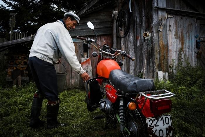 O ensaio
fotográfico, chamado Russia’s desert (Deserto da Rússia, em tradução livre),
mostra a realidade decadente de pessoas que vivem em vilas abandonadas em uma
área florestal ao norte da capital russa