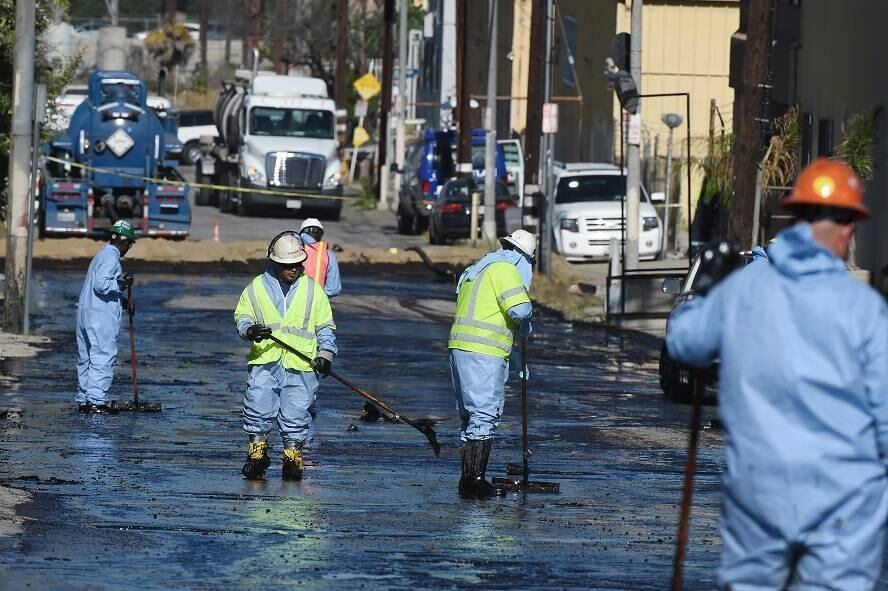 Trabalhadores limpam o óleo de uma tubulação que estourou em Los Angeles nesta quinta-feira. Cerca de 10 mil litros foram derramados nas ruas da cidade 