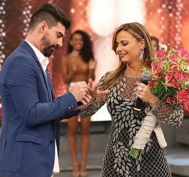 Em dezembro do ano passado, ao ser homenageada no Arquivo Confidencial do Faustão, Viviane Araújo foi pedida em casamento pelo namorado, o jogador de futebol Radamés Martins Rodrigues da Silva, que fez uma linda declaração no palco do programa, ao vivo.
— Sonho em te ver grávida e ter filhos com você. E o sonho de todo homem é entrar na igreja e se casar. Agora, eu quero saber de você: quer se casar comigo?