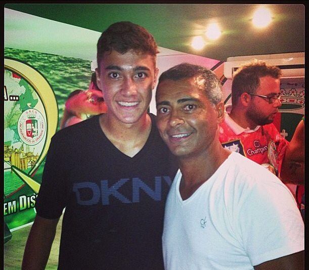 Romário foi um dos principais nomes do tetra e um dos melhores atacante de todos os tempos. Romarinho, seu filho mais velho, tenta seguir os seus passos