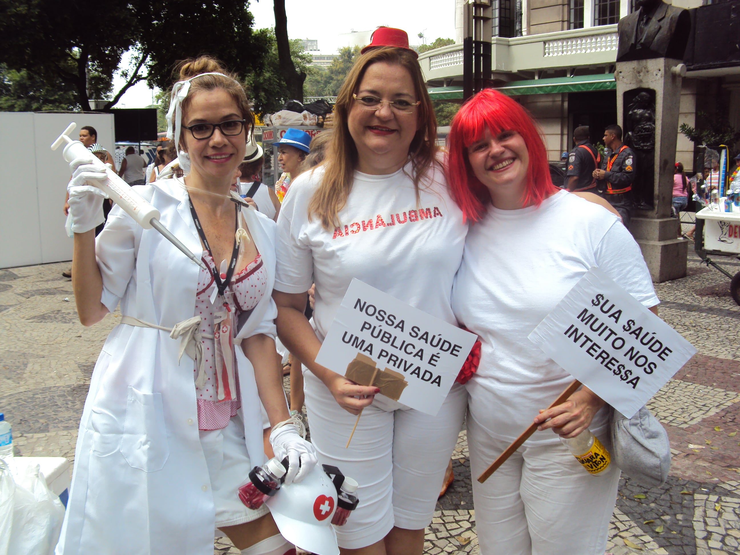 Os foliões se divertem, mas também protestam. Na foto, fantasia que critica a situação da saúde